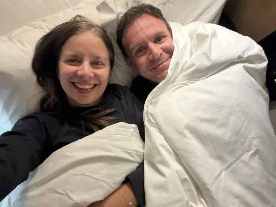 Nosotros en la cama durante el vuelo