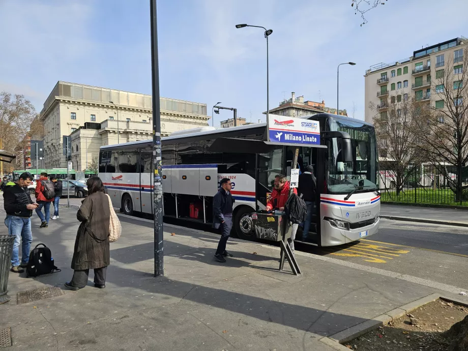 Parada de autobús frente a la estación de Centale