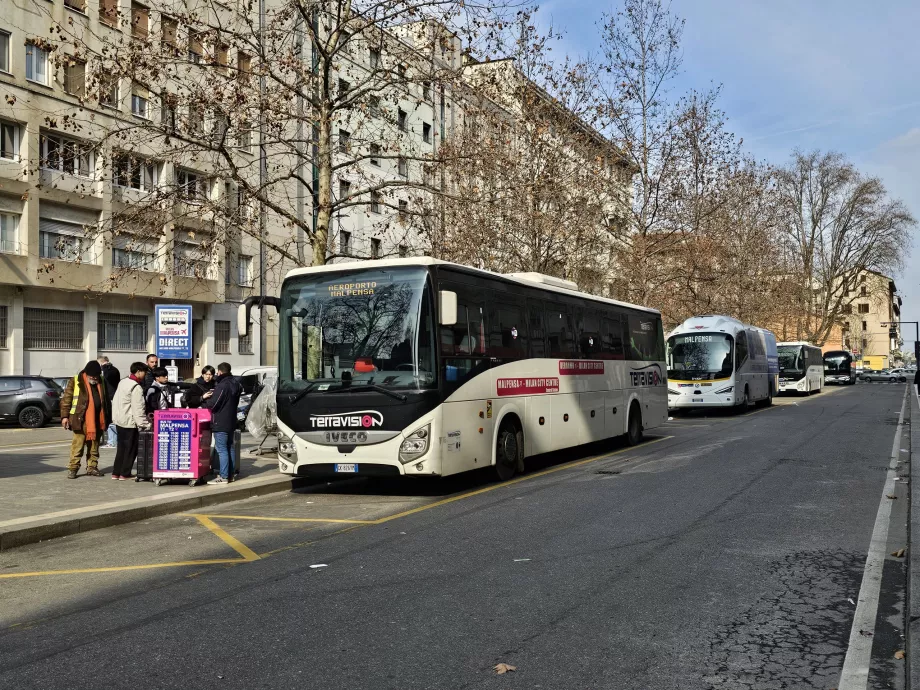 Parada de autobús en la estación Milano-Centrale