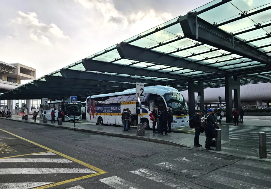 Parada de autobús al centro de Milán