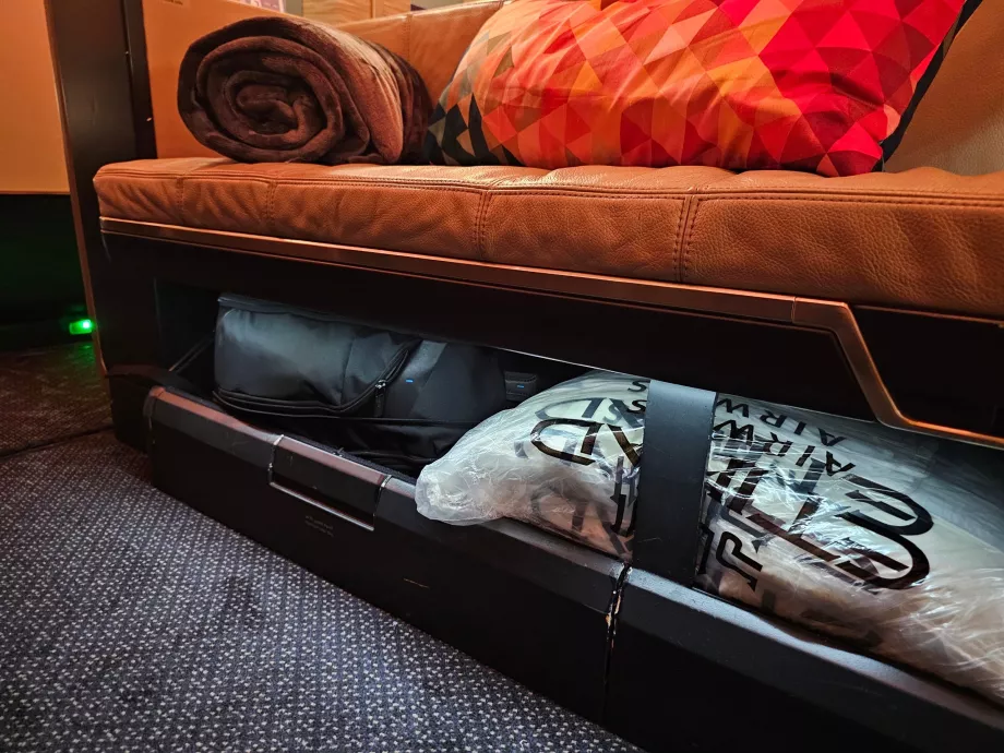 Espacio de almacenamiento debajo de la cama