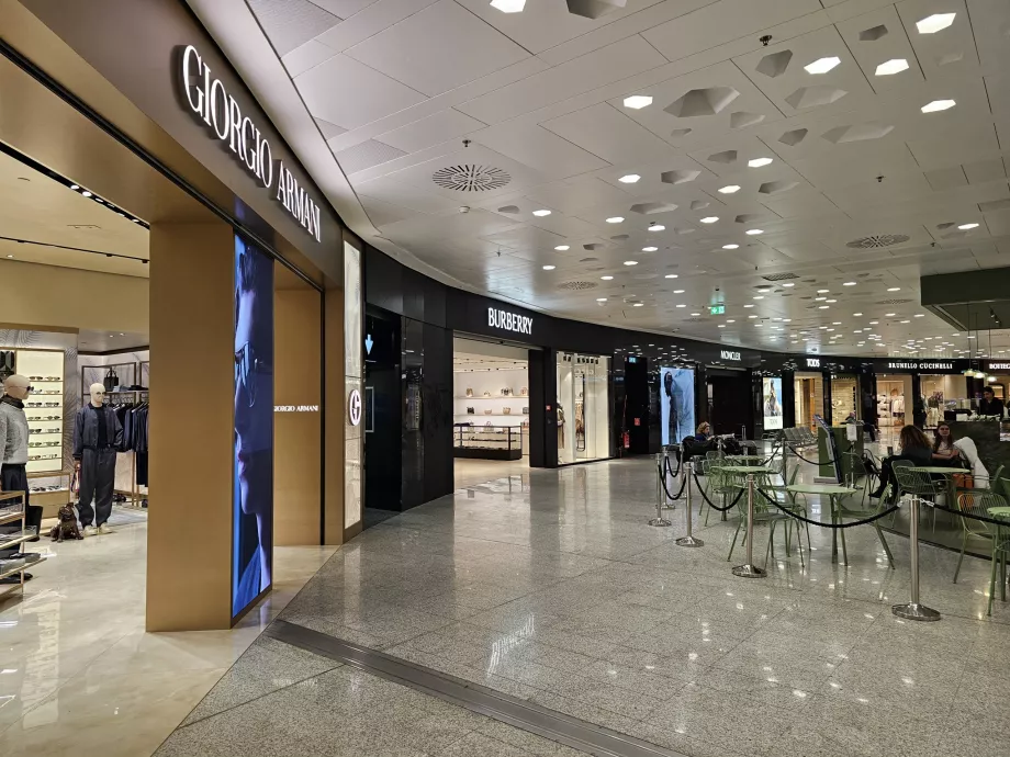 Tiendas de la zona de tránsito, Terminal 1