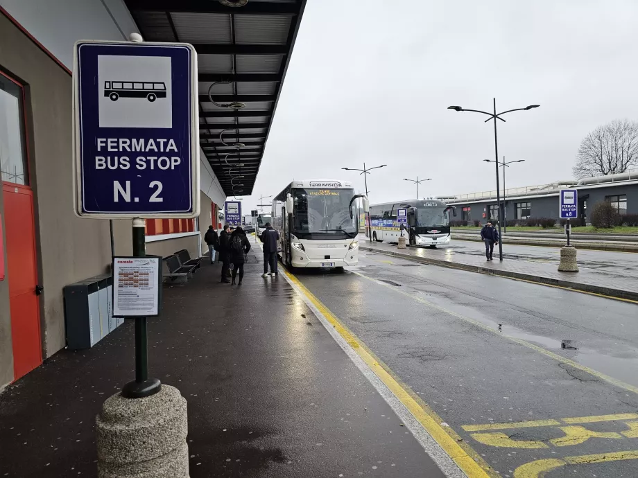 Paradas de autobús hacia Milán frente a la Terminal 2