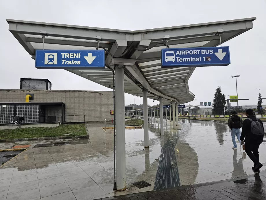 Ruta a pie hasta la estación de tren de la Terminal 2