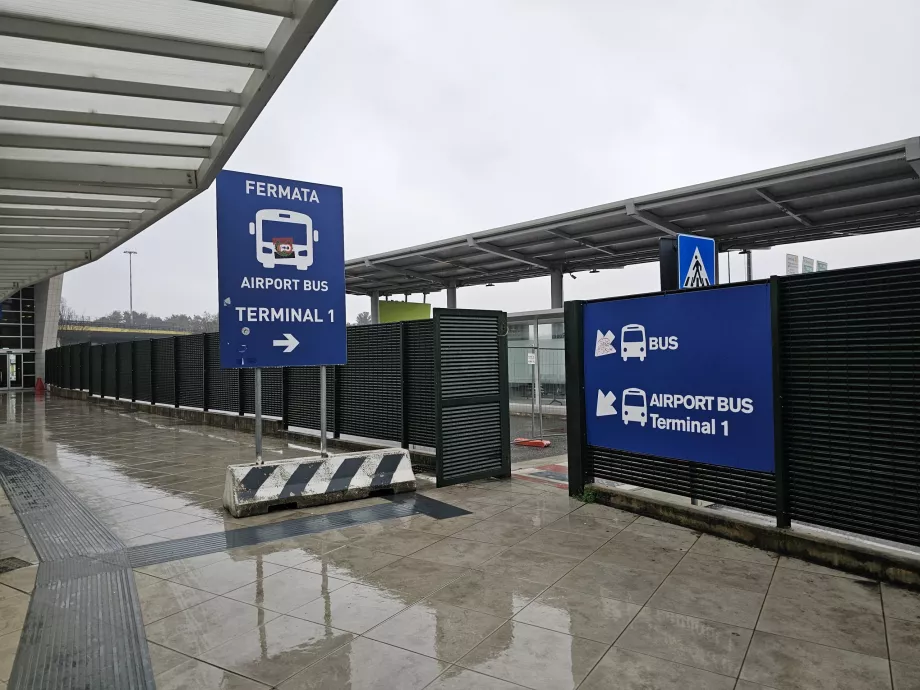 Parada del autobús lanzadera en la Terminal 2