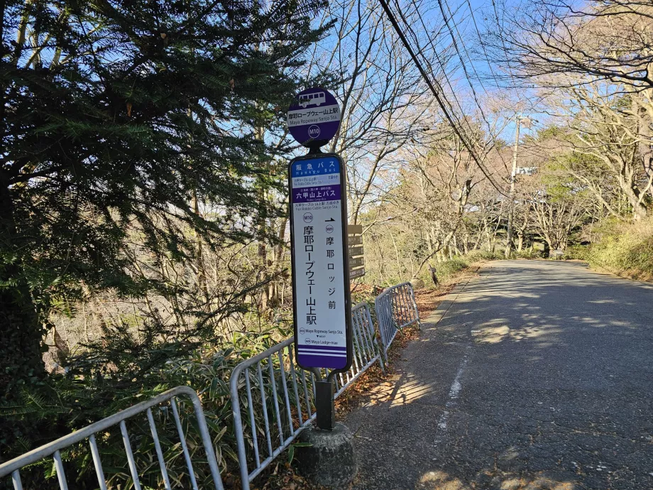 Parada de autobús en el monte Maya