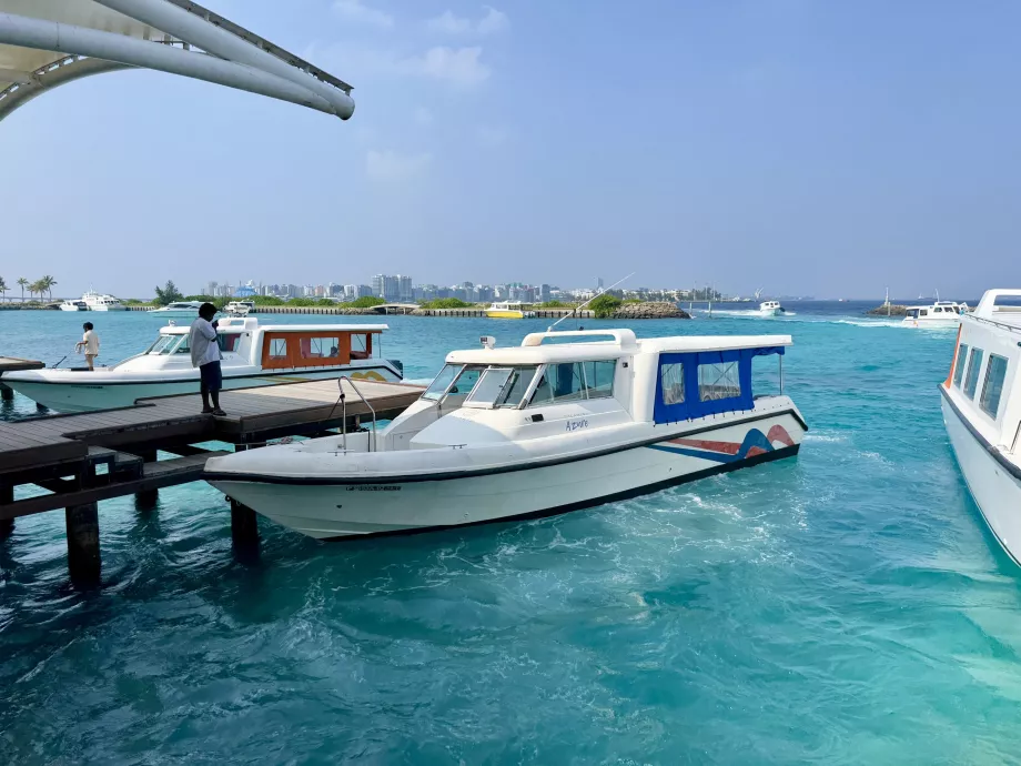 En barco del aeropuerto a Malé