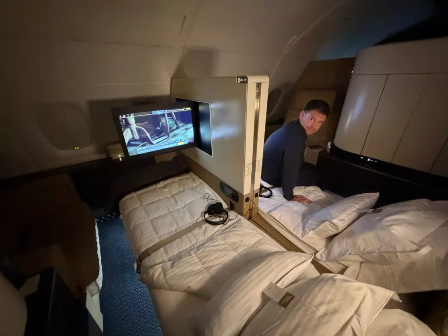 Yo en la cama de la primera clase de Etihad Airways