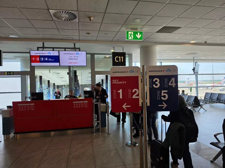 Embarque en el avión siguiendo estrictamente las zonas asignadas