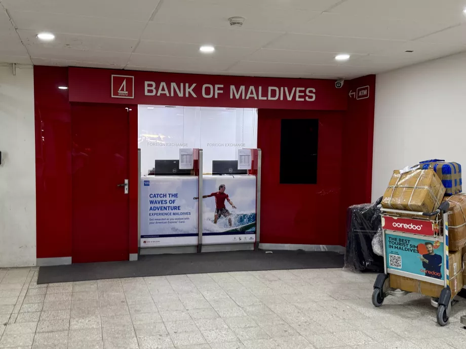 Banco de Maldivas en el aeropuerto Malé MLE