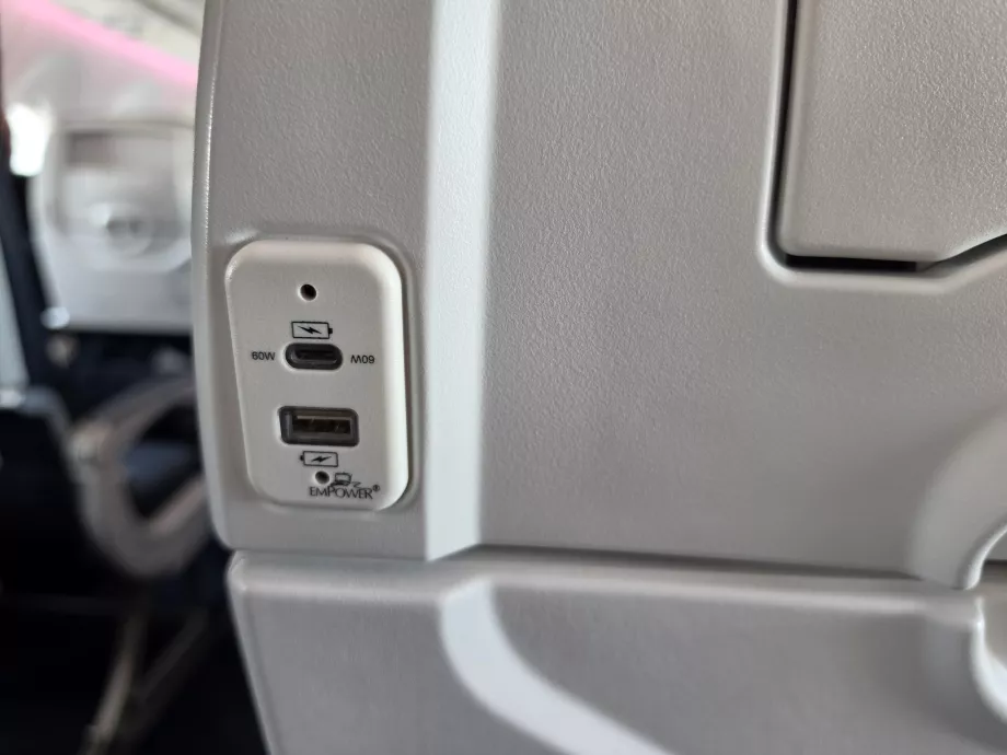Puertos USB para cargar dispositivos electrónicos