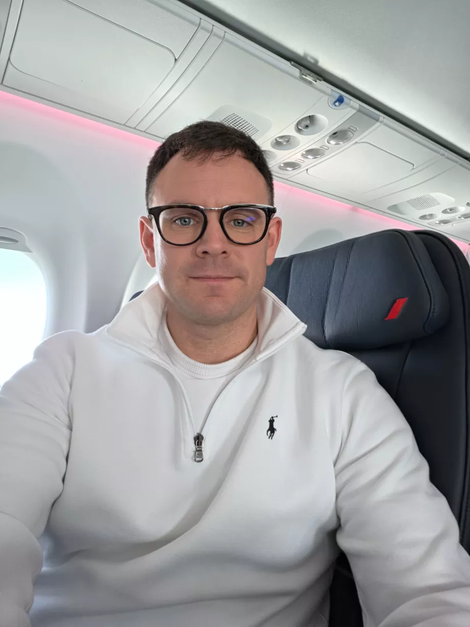 Yo en clase business en un Airbus A220