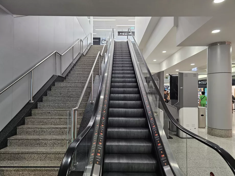 Escalera mecánica al Patio de Comidas y a la Sala Mastercard
