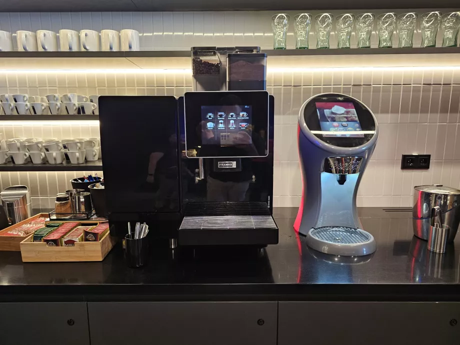 Máquina de café y refrescos de la postmezcla