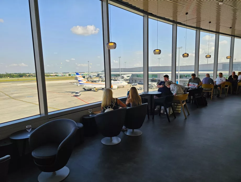 Vista desde la sala VIP a la plataforma del aeropuerto
