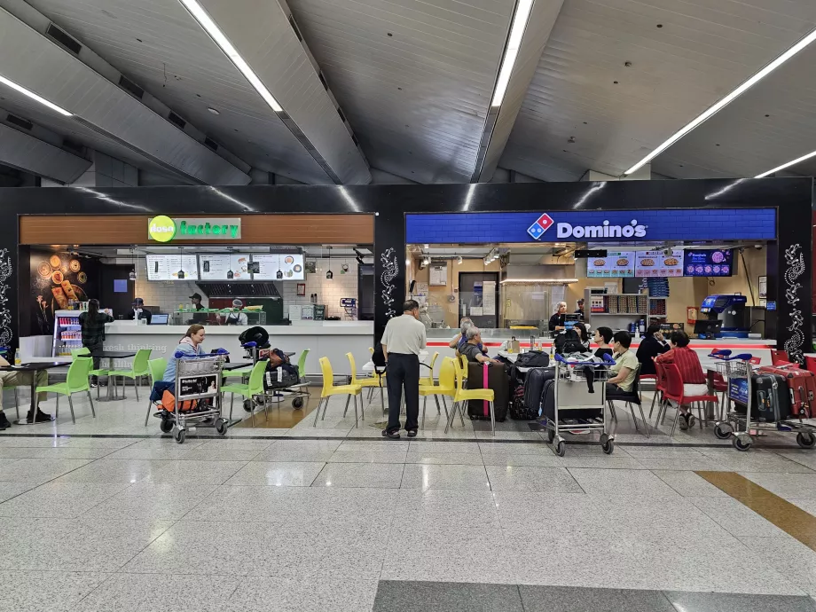 Refrescos en la sala de llegadas, zona pública, Terminal 3
