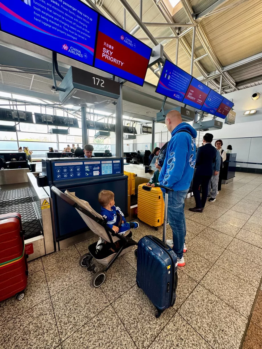 Check-in para el vuelo CI68 en Praga