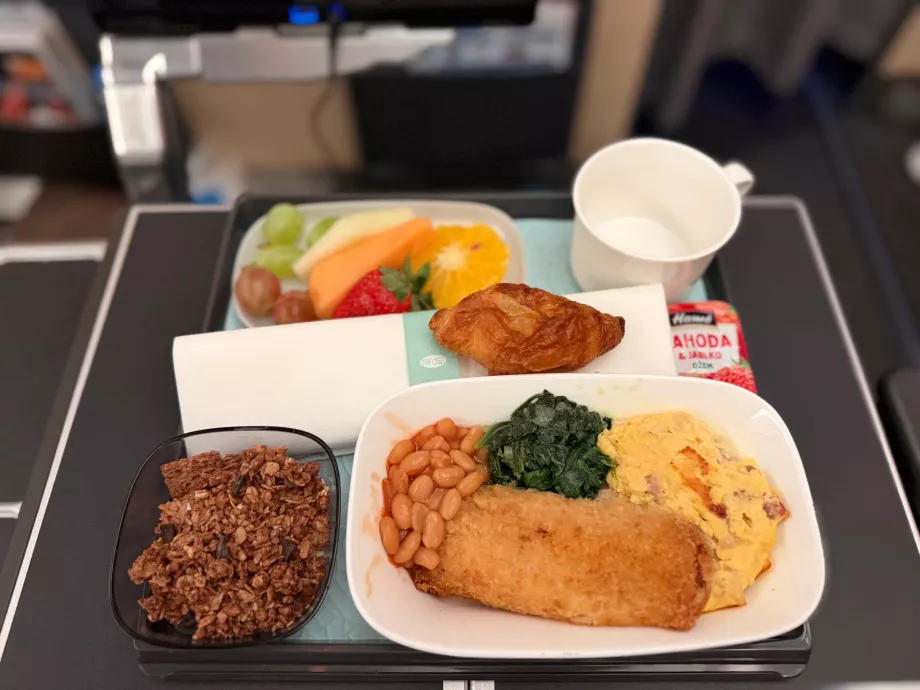 Desayuno en el vuelo CI68