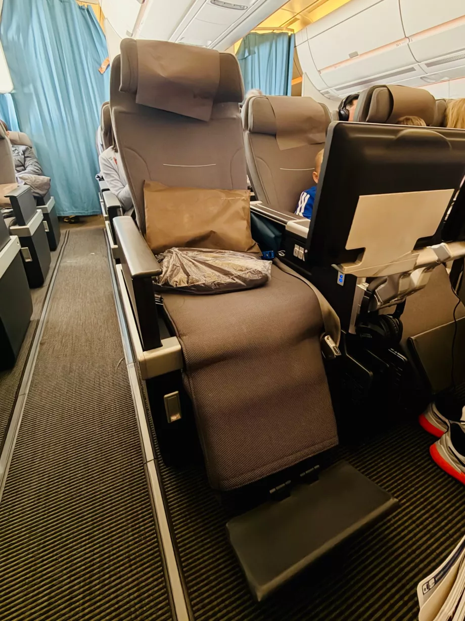 Detalle del asiento con reposapiés extensible