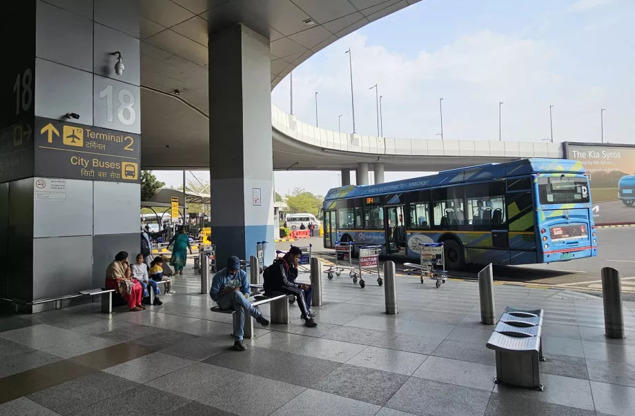 Parada de autobús urbano frente a la Terminal 3