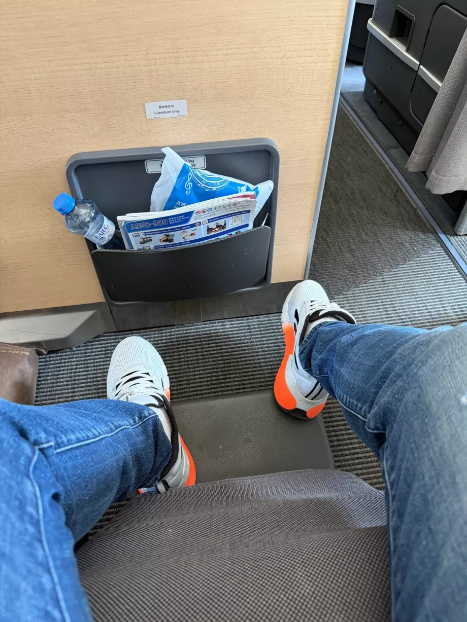 Espacio para las piernas con reposapiés extensible