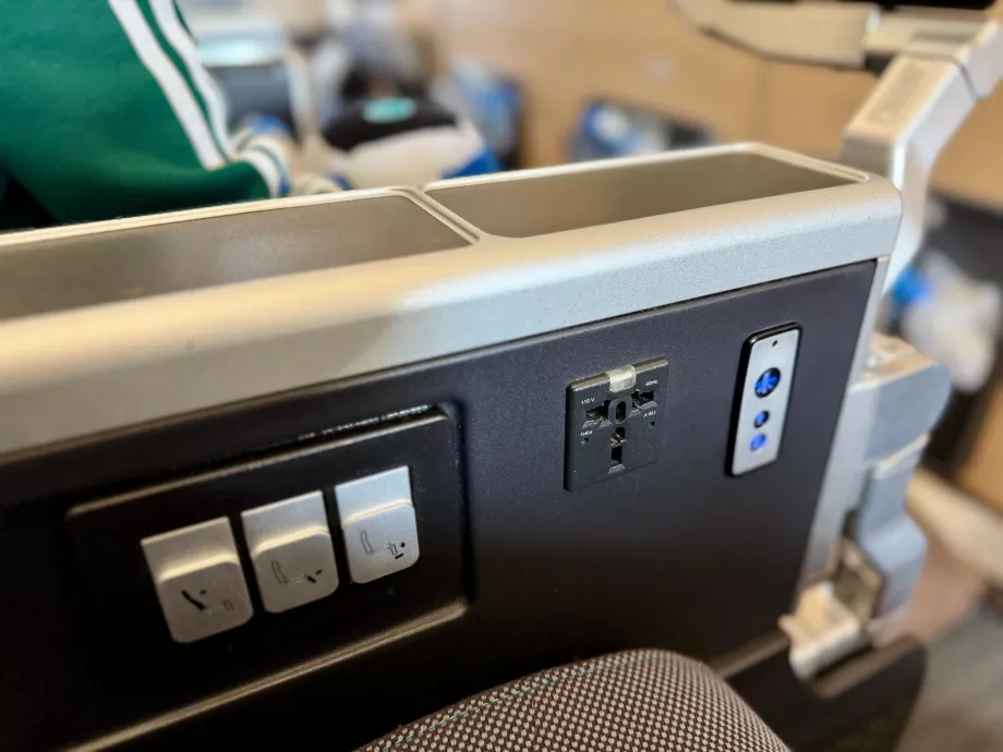 Mando del asiento, toma de corriente y control de luces