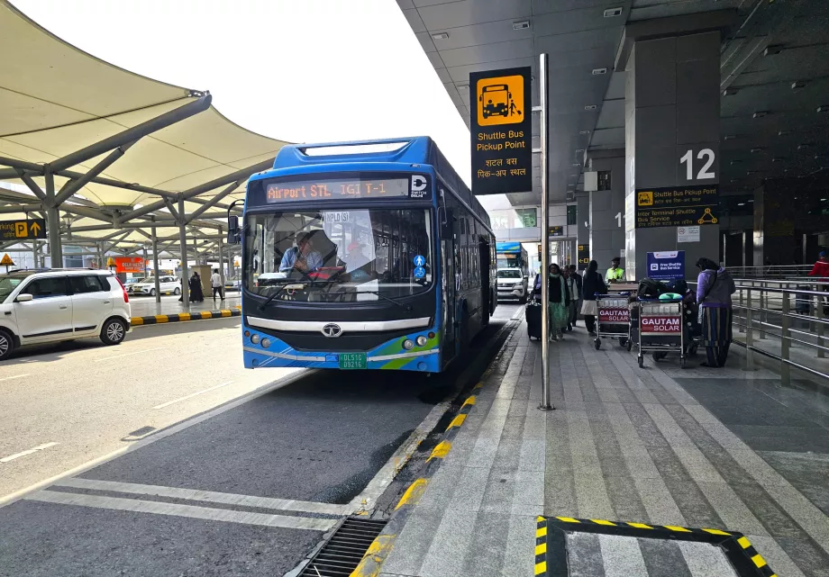 Autobús lanzadera entre las terminales 1-2-3, parada terminal 3