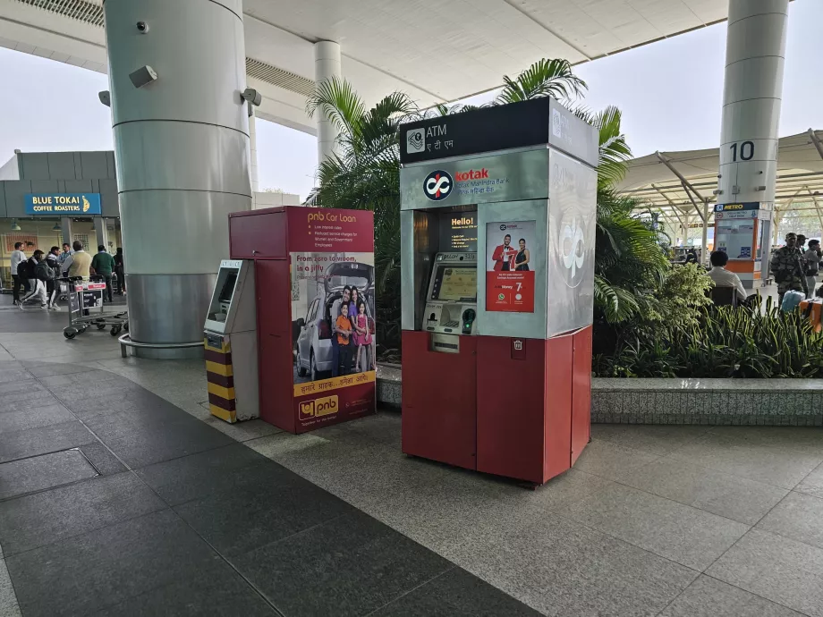 Cajeros automáticos frente a la Terminal 1