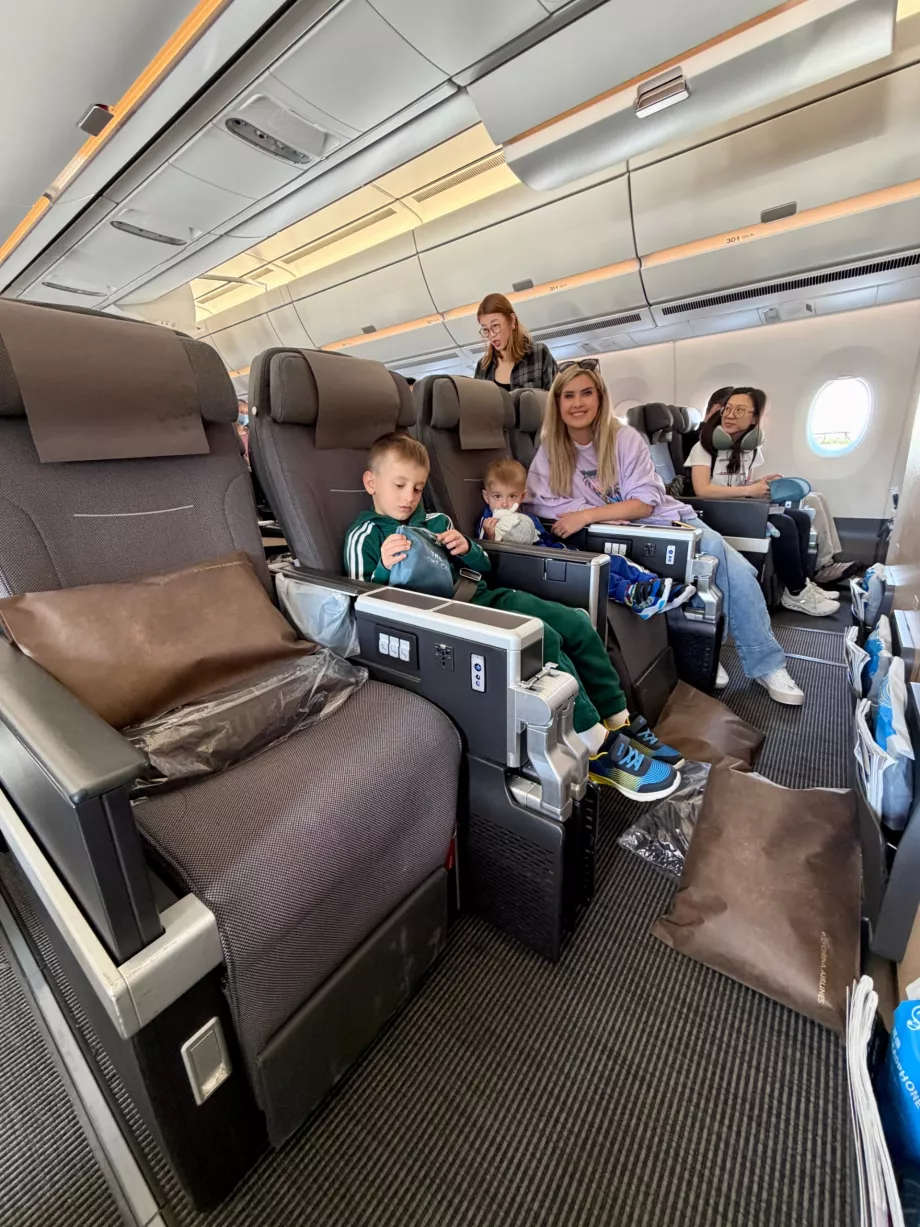 Nuestra familia en la primera fila de Premium Economy