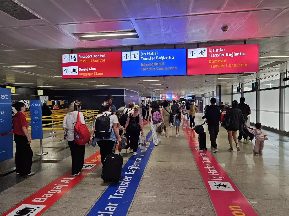 Traslado entre vuelos, aeropuerto de Estambul SAW