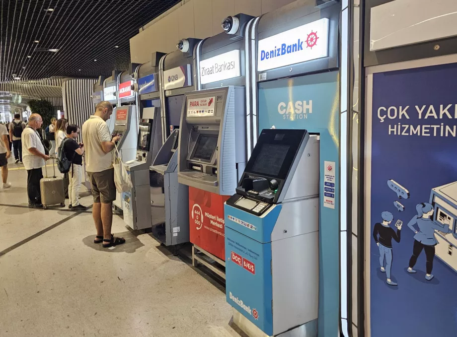 Cajeros automáticos a la entrada de la estación de metro