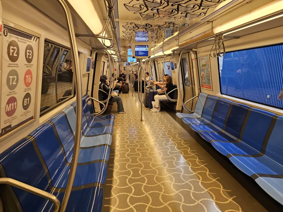 Interior del vagón de metro