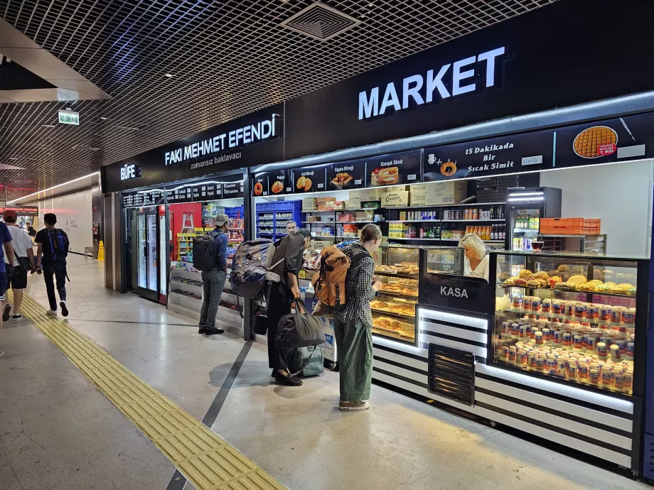 Minimercado cerca de la estación de metro