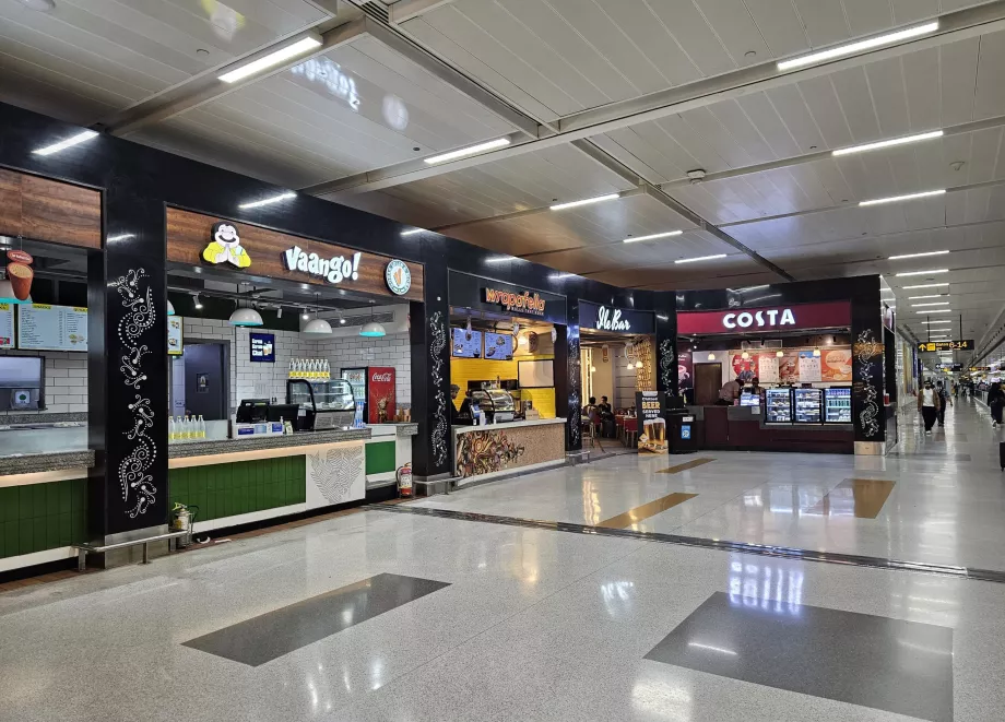 Refrigerios en la Terminal 3, zona de tránsito