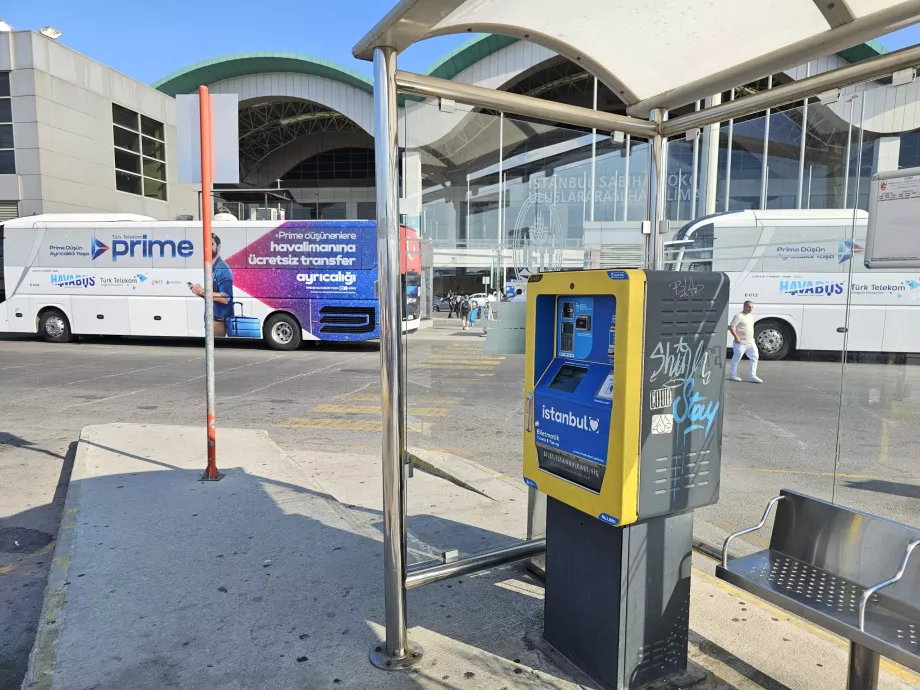 Máquina expendedora en Istanbulkart, parada de autobús