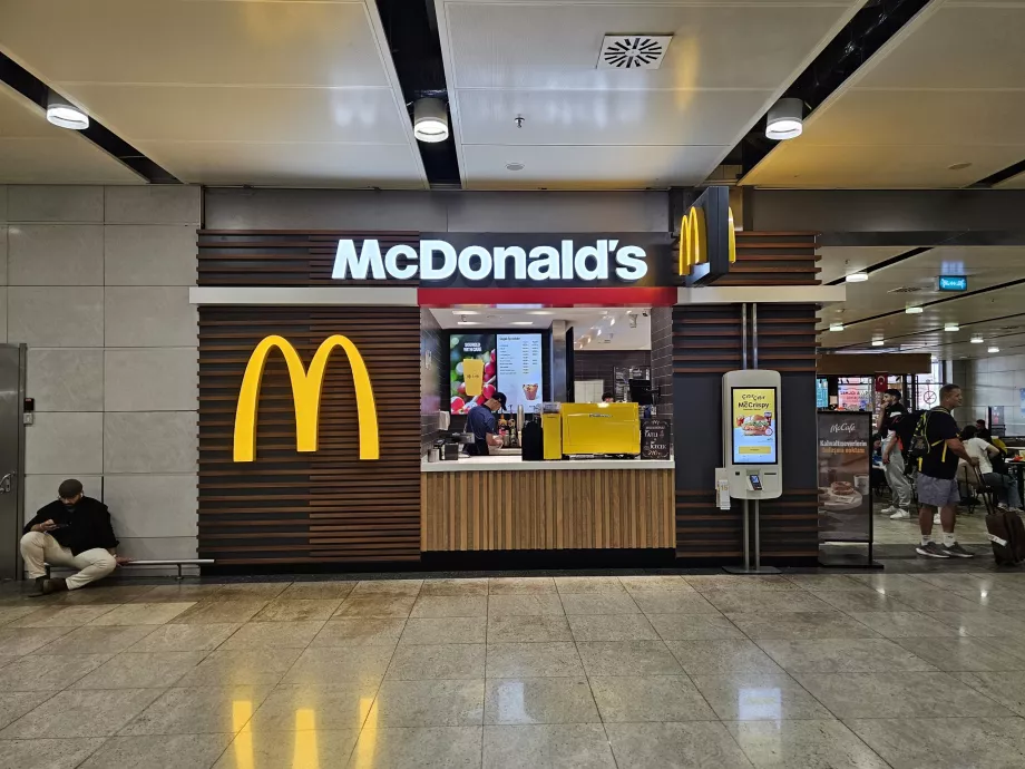 McDonald's, zona pública de llegadas