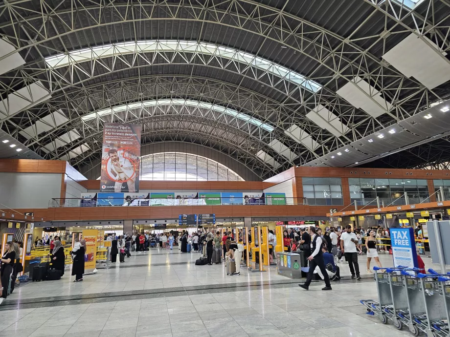 Sala de embarque del aeropuerto de Estambul SAW