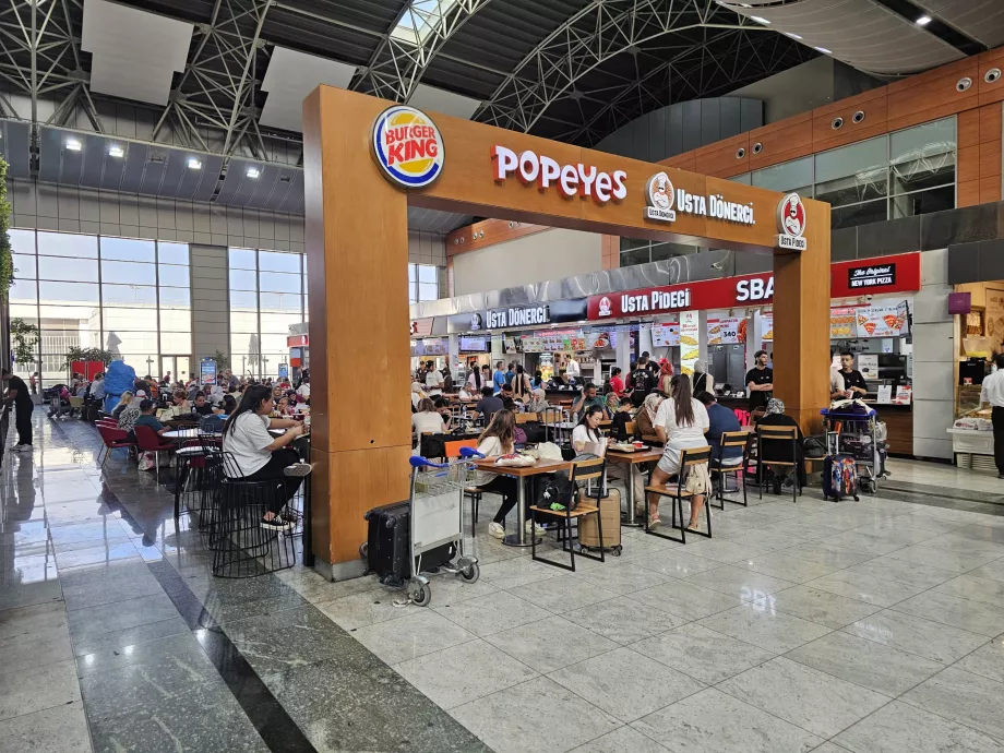 Patio de comidas en la zona pública