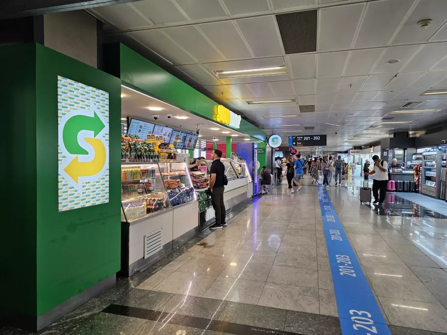 Comida rápida Subway en el distrito de tránsito