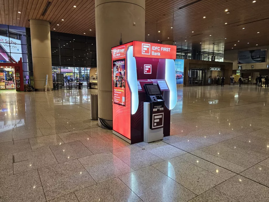 Cajero automático en la sala de llegadas de la Terminal 2