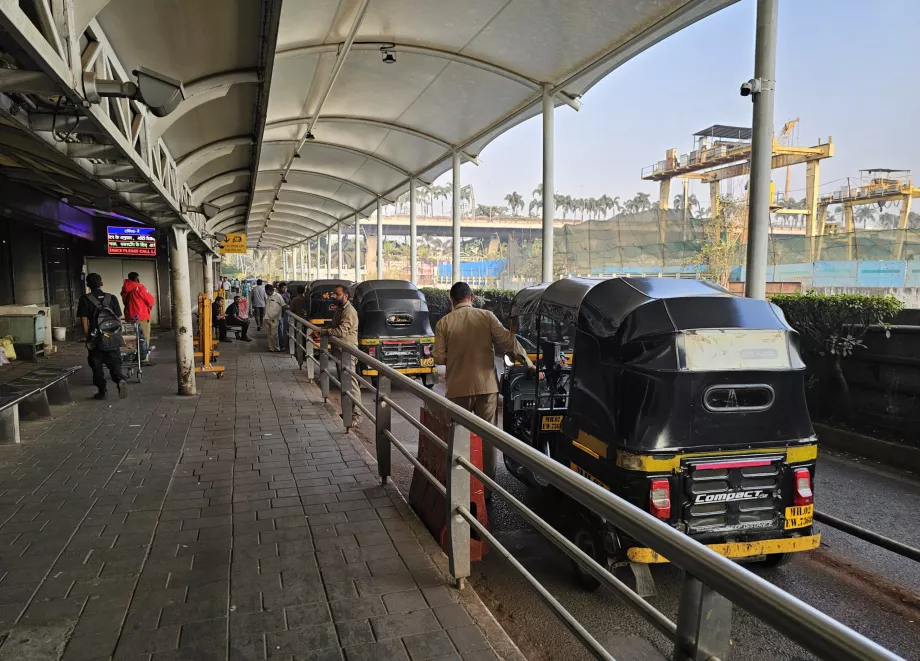 Rickshaw - parada frente a la Terminal 2