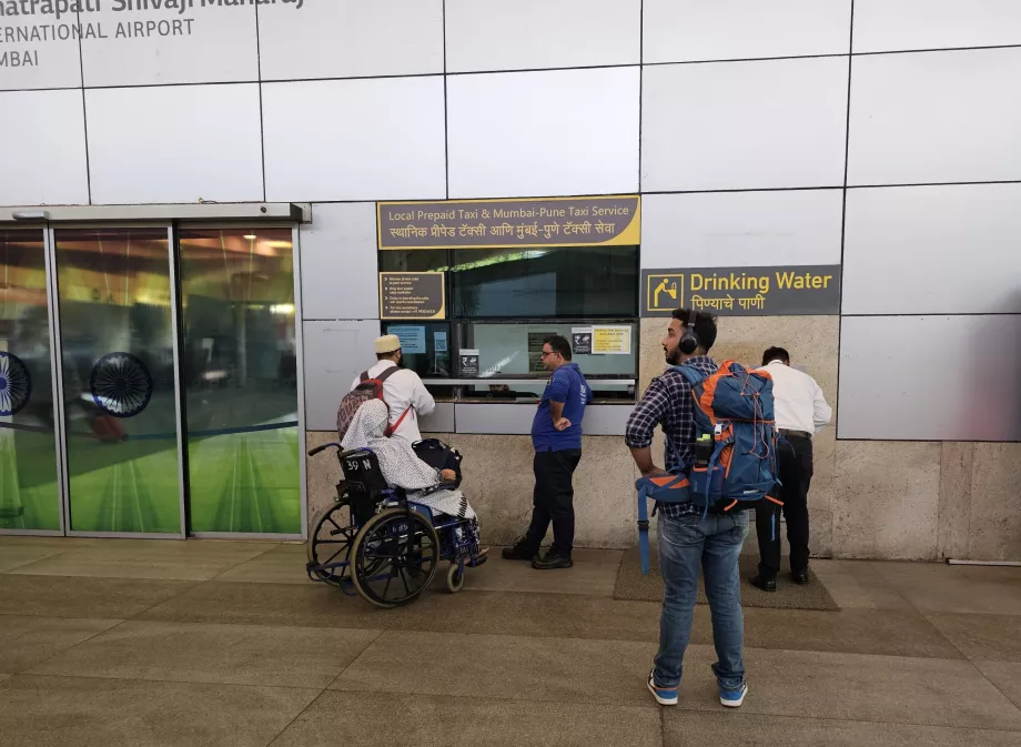 Mostrador de taxis de prepago, Terminal 1