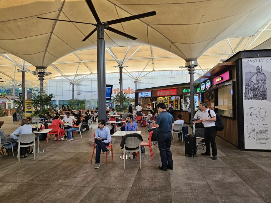 Patio de comidas frente a la Terminal 1