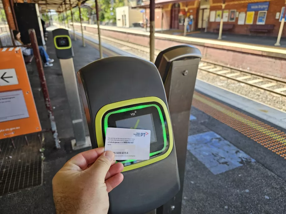 Validador antes de entrar en una estación de metro o tren