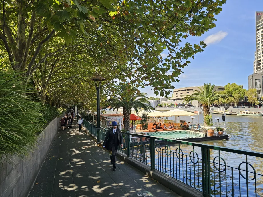 Terraplén a lo largo del río Yarra