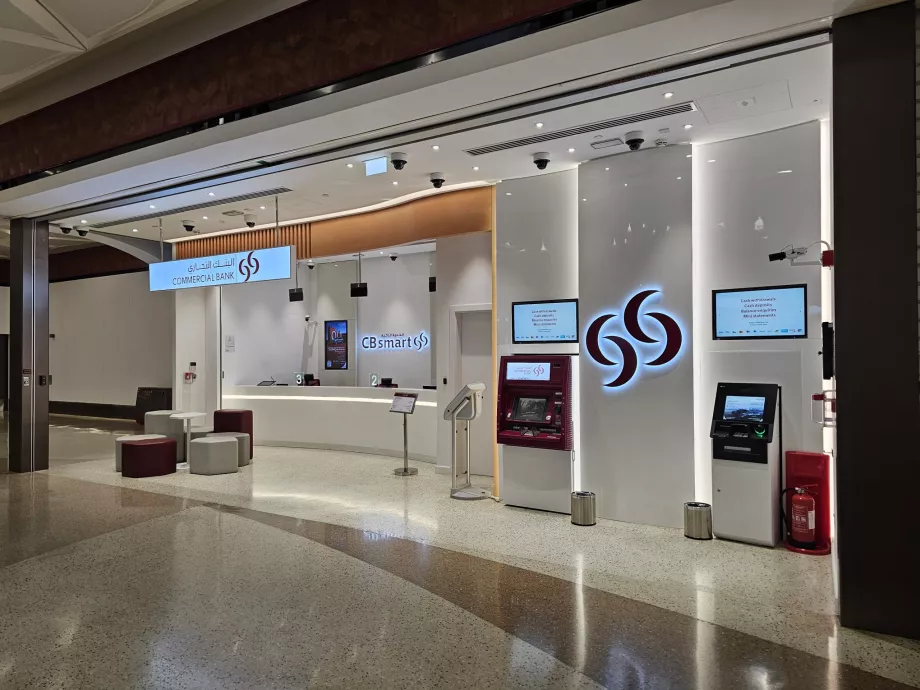 Banco con oficina de cambio y cajero automático cerca de la estación de metro