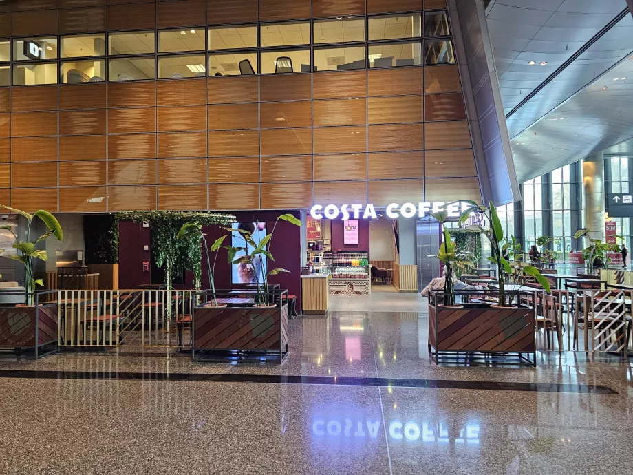 Costa Coffee, parte pública del vestíbulo de llegadas