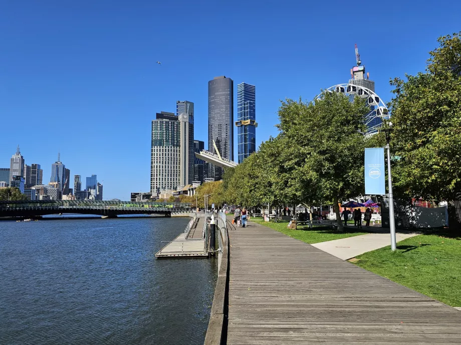 Terraplén peatonal a lo largo del río Yarra