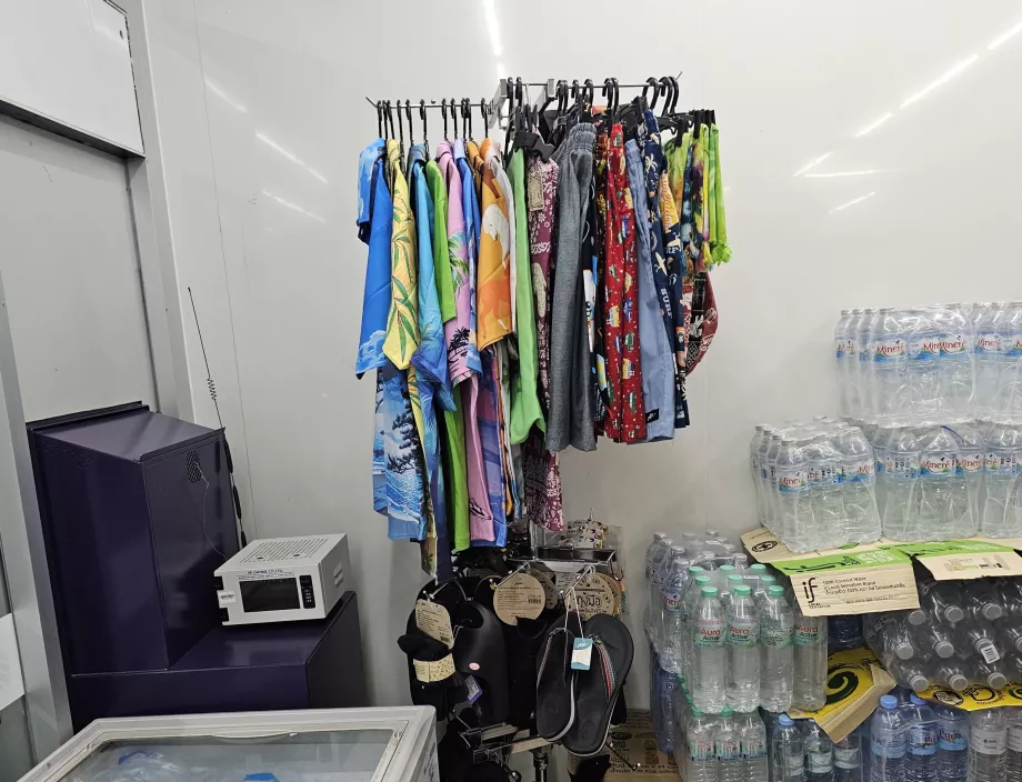 Un rincón con ropa, bañadores o chanclas