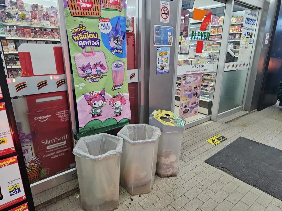 Los cubos de basura no son habituales en Tailandia, pero siempre puedes encontrarlos en 7-Eleven